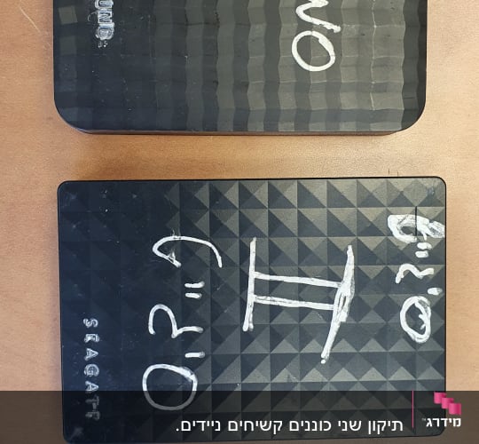 שני כוננים חיצוניים של סמסונג וסיגייט על שולחן